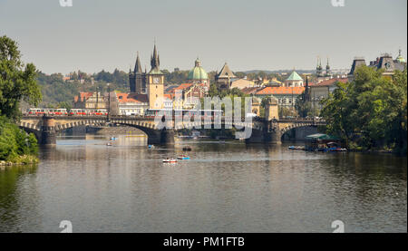 Moldau im Zentrum von Prag. Die Straßenbahn ist über eine Brücke über den Fluss. Stockfoto