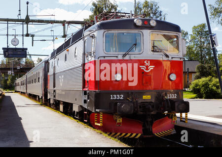 Lulea, Sweden - July 19, 2016: A SJ passenger train pulled by an electric locomotive class Rc6 at Lulea railroad station. Stockfoto