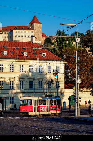 Straßenbahn in Mala Strana, Blick nach Schwarzen Turm und Prager Burg, Prag, Böhmen, Tschechien Stockfoto