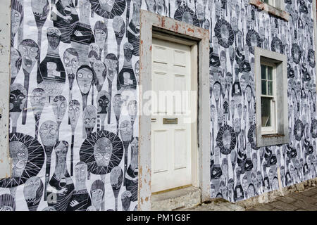 Künstler Astrid Jaekel hat die außerhalb von mehreren Gebäuden in Wigtown für der Stadt jährliche Book Festival 21-30 Sept 2018 tapeziert. Stockfoto