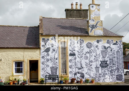 Künstler Astrid Jaekel hat die außerhalb von mehreren Gebäuden in Wigtown für der Stadt jährliche Book Festival 21-30 Sept 2018 tapeziert. Stockfoto