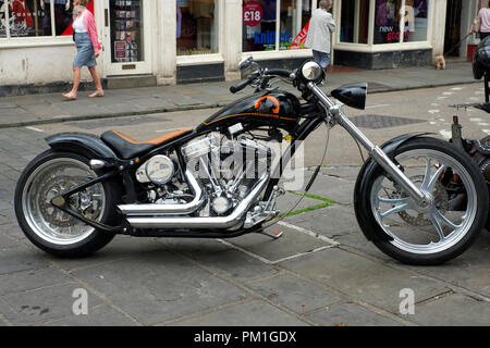 Customized Harley Davidson (Low Rider) am Marktplatz inDisc bremsen Wells, Somerset UK geparkt Stockfoto