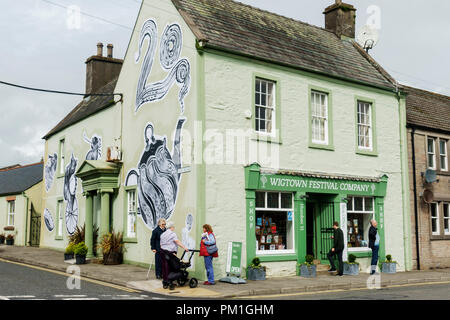 Künstler Astrid Jaekel hat die außerhalb von mehreren Gebäuden in Wigtown für der Stadt jährliche Book Festival 21-30 Sept 2018 tapeziert. Stockfoto