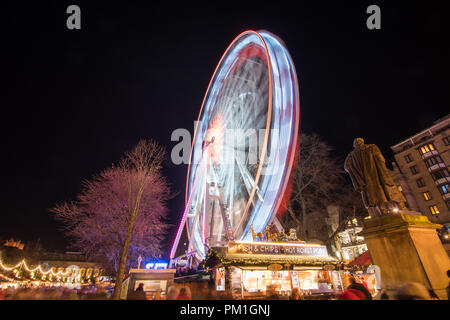 EDINBURGH, Großbritannien. 16. Dezember 2017, Das große Riesenrad Runde dreht sich mit dem weltberühmten Deutschen Weihnachtsmarkt in Edinburghs schönsten Princes Stre Stockfoto