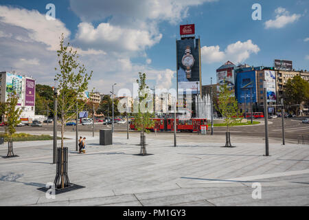 Belgrad, öffentlicher Verkehr, rote Straßenbahn in Slavija Platz Stockfoto