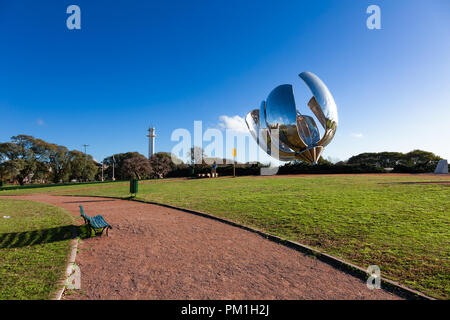 Vereinten Nationen Park, Buenos Aires, Argentinien. September 2018. Morgen. Floralis Generica Stockfoto