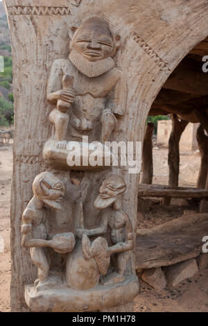 Dogon Holz- Skulptur auf einem 'toguna' (oder Palaver Hütte) Säule. Die Skulptur stellt 3 Männer Stockfoto