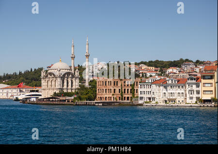 ISTANBUL - 13. JUNI 2018: die Ortaköy Moschee mecidiye Stockfoto