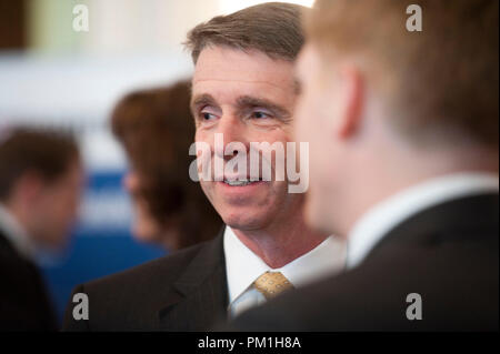 UNITED STATES - Feb 11: kongressabgeordnete Rob Wittman, R-VA. Von der ersten Kongreßbezirk von Virginia während des Amphibischen Kriegsschiff industrielle Ba Stockfoto