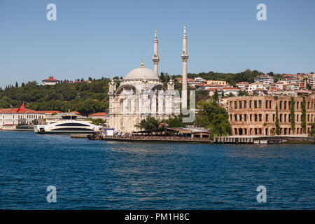 ISTANBUL - 13. JUNI 2018: die Ortaköy Moschee mecidiye Stockfoto