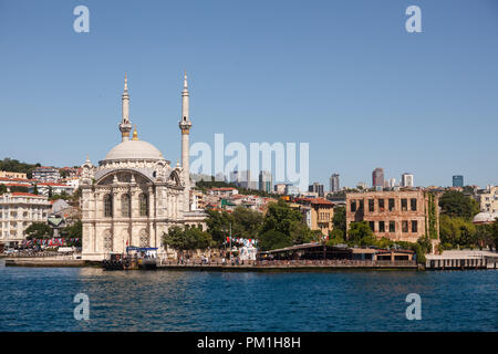 ISTANBUL - 13. JUNI 2018: die Ortaköy Moschee mecidiye Stockfoto