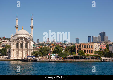 ISTANBUL - 13. JUNI 2018: die Ortaköy Moschee mecidiye Stockfoto