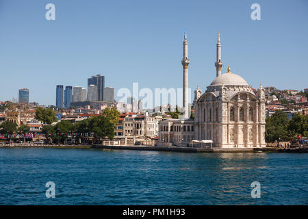 ISTANBUL - 13. JUNI 2018: die Ortaköy Moschee mecidiye Stockfoto