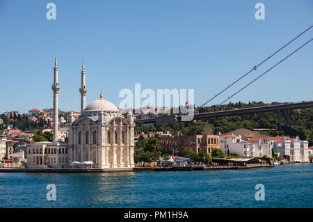 ISTANBUL - 13. JUNI 2018: Fatih Sultan Mehmet Brücke Ortaköy Istanbul Stockfoto