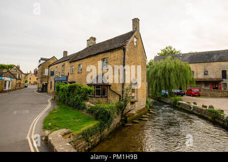 River Windrush und das Cotswold Dorf Burton-on-the-Water in England. Stockfoto