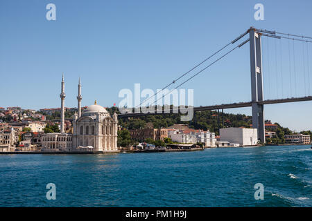 ISTANBUL - 13. JUNI 2018: Fatih Sultan Mehmet Brücke Ortaköy Istanbul Stockfoto