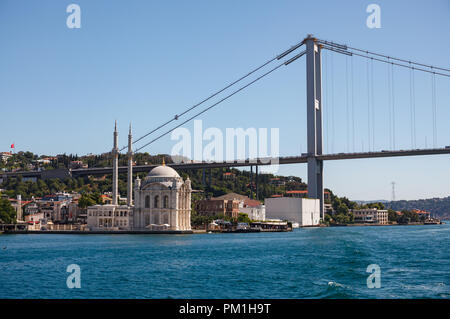 ISTANBUL - 13. JUNI 2018: Fatih Sultan Mehmet Brücke Ortaköy Istanbul Stockfoto