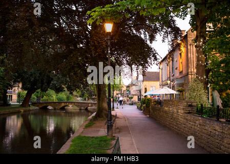 Burton-on-the-Water Cotswold Village am River Windrush in England. Stockfoto