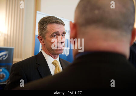 UNITED STATES - Feb 11: kongressabgeordnete Rob Wittman, R-VA. Von der ersten Kongreßbezirk von Virginia während des Amphibischen Kriegsschiff industrielle Ba Stockfoto