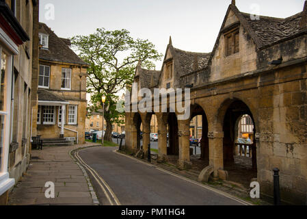 Die Chipping Campden Market Hall, die 1627 erbaut wurde, wird in diesem Dorf in Cotswold in England noch immer genutzt. Stockfoto