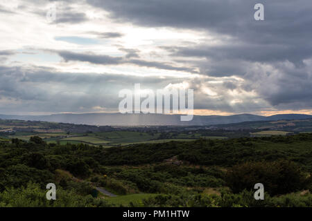 Sonnenstrahlen Streaming durch Wolken und über die Landschaft. Scrabo Hill, Newtownards, County Down, Nordirland. Stockfoto