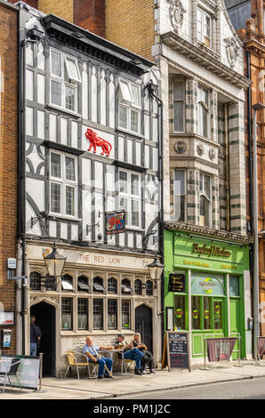 Die historische Fassade des Red Lion Pub - die älteste Kneipe in Southampton entlang der High Street, Southampton, Hampshire, England, Großbritannien Stockfoto