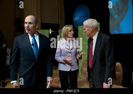 UNITED STATES - FEB 5: James H. Billington, PhD, Bibliothekar des Kongresses, Judy Woodruff, Managing Editor der PBS Newshour sprechen Sie mit ehemaligen reg. Von West Stockfoto