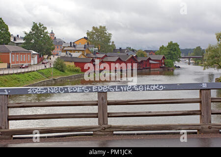 Graffiti auf Brücke über Porvoo Finnland Fluss Stockfoto