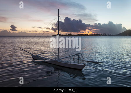 Outrigger Kanu in wunderschönen Sonnenuntergang, Bora Bora, Französisch-Polynesien Stockfoto