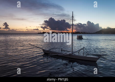 Outrigger Kanu in wunderschönen Sonnenuntergang, Bora Bora, Französisch-Polynesien Stockfoto