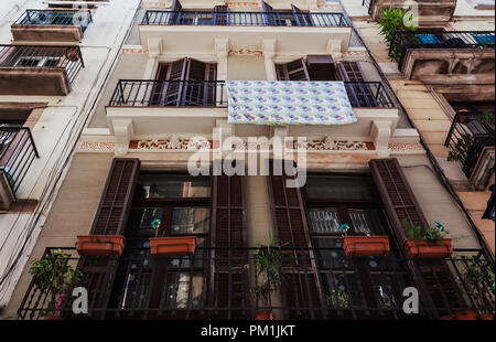 Hängende Kleidung und Pflanzen auf Balkon in Barcelona Stockfoto