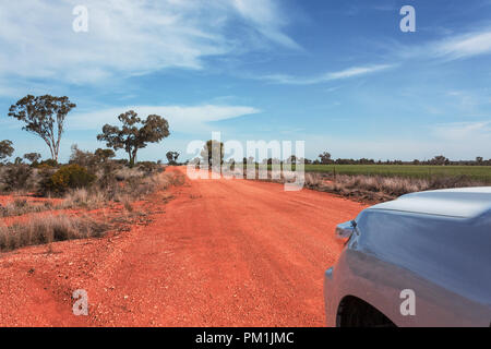 4WD Off-Road-van auf roter Erde Outback Australien Stockfoto