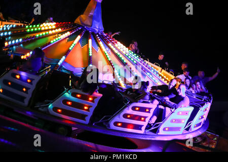 Vukovina, Kroatien - 15. August 2018: Menschen reiten auf einem modernen Karussell in einem Freizeitpark auf einer Messe in Vukovina, Kroatien. Stockfoto