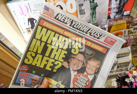 MIAMI, USA - 22. AUGUST 2018: Die New York Post Zeitung in einer Hand. Die New York Post ist ein beliebter Tageszeitung in New York City Stockfoto