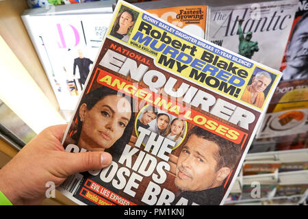 MIAMI, USA - 22. AUGUST 2018: Der National Enquirer Zeitung in einer Hand. Der National Enquirer ist eine beliebte amerikanische Supermarkt Boulevardzeitung Veröffentlicht von Stockfoto