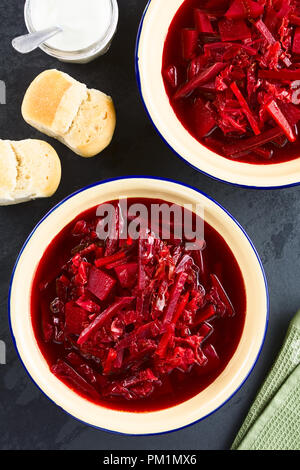 Frische hausgemachte vegetarisches Borschtsch, eine traditionelle osteuropäische Suppe aus Rote Beete, Karotten, Kohl, Kartoffeln, Zwiebeln und Tomaten Stockfoto