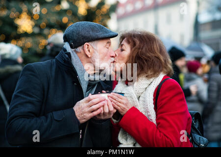 Senior Paar auf einen Weihnachtsmarkt. Stockfoto