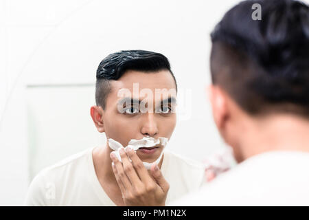 Man Rasierschaum auftragen Stockfoto