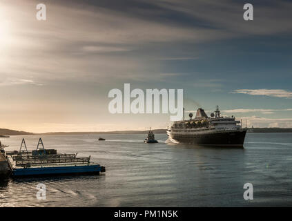 Cobh, Cork, Irland. 18 Mai, 2017. Hafen von Cork tugboat Gerry O'Sullivan der Begleitung des Kreuzfahrtschiff Astoria vor ihrem Liegeplatz in Cobh deep ... Stockfoto