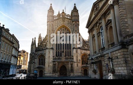 Die Abtei von Bath mit der Pumpe auch Zimmer in Aussicht genommen Stockfoto