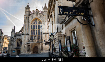 Die Abtei von Bath mit der Pumpe auch Zimmer in Aussicht genommen Stockfoto