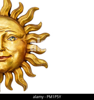 Die Hälfte Teil von Golden Sun Gesicht Symbol mit Sonnenstrahlen isoliert auf Weiss. Holz Dekor Ornament Symbol auf Gold Farbe lackiert. Sommer und Hitze. Stockfoto