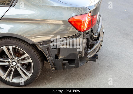 Schwanz des modernen Auto mit hinteren Stossfänger ausgebaut. Fahrzeug nach Verkehrsunfall und Abstürzen. Transport Reparatur und Versicherung. Stockfoto