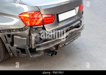 Schwanz des modernen Auto mit hinteren Stossfänger ausgebaut. Fahrzeug nach Verkehrsunfall und Abstürzen. Transport Reparatur und Versicherung. Stockfoto