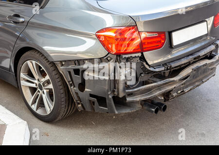 Schwanz des modernen Auto mit hinteren Stossfänger ausgebaut. Fahrzeug nach Verkehrsunfall und Abstürzen. Transport Reparatur und Versicherung. Stockfoto