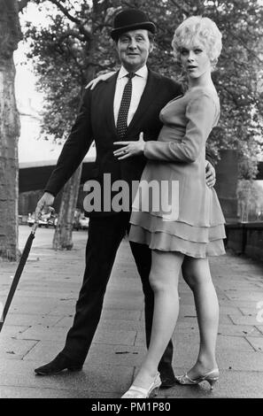 Patrick MacNee und seinen dritten Partner, Linda Thorson, aus der TV-Serie, "The Avengers" 1968. © GFS/Hollywood Archiv - Alle Rechte vorbehalten Datei Referenz Nr. 1297 005 THA Stockfoto