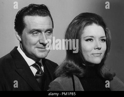 Patrick Macnee und Diana Rigg, seiner zweiten Partner aus der TV-Serie, "The Avengers" 1966. © GFS/Hollywood Archiv - Alle Rechte vorbehalten Datei Referenz Nr. 1297 007 THA Stockfoto