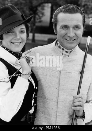 Patrick MacNee und seinen dritten Partner, Linda Thorson, aus der TV-Serie, "The Avengers" 1968. © GFS/Hollywood Archiv - Alle Rechte vorbehalten Datei Referenz Nr. 1297 008 THA Stockfoto