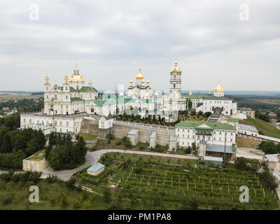 Luftaufnahme der größte Orthodoxe Kirche und Kloster - 1352 Pochayiv-Kloster auf einem Berg in der Nähe der Stadt Nowy Pochaev in gegründet wurde. Stockfoto