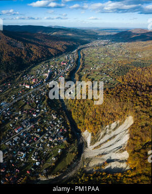 Antenne herbst Blick von oben auf die Karpaten Dorf an sonniger Tag, Ukraine Stockfoto